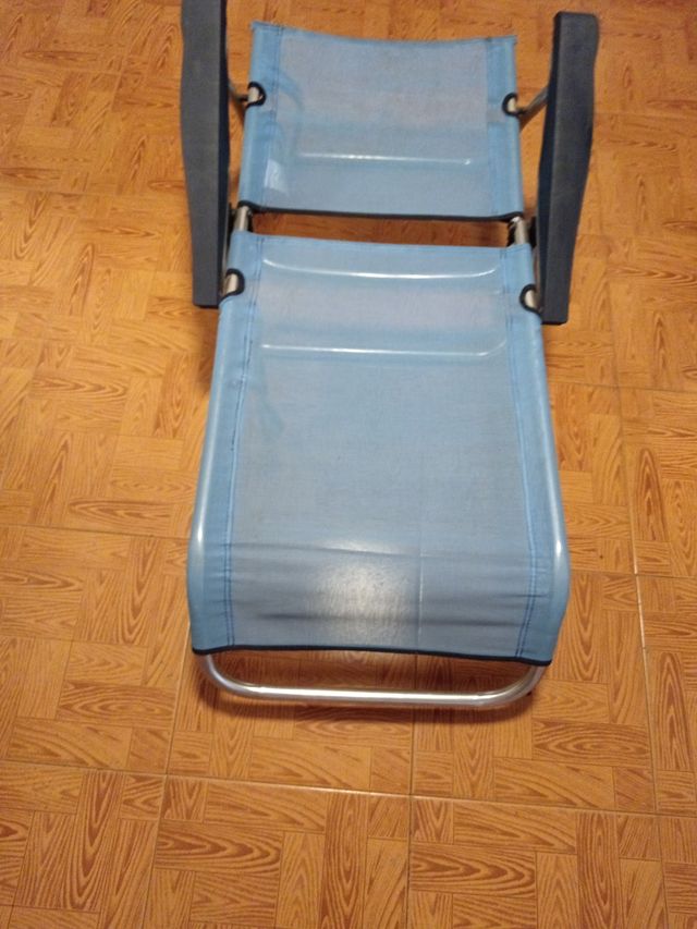 Silla plegable azul y negra