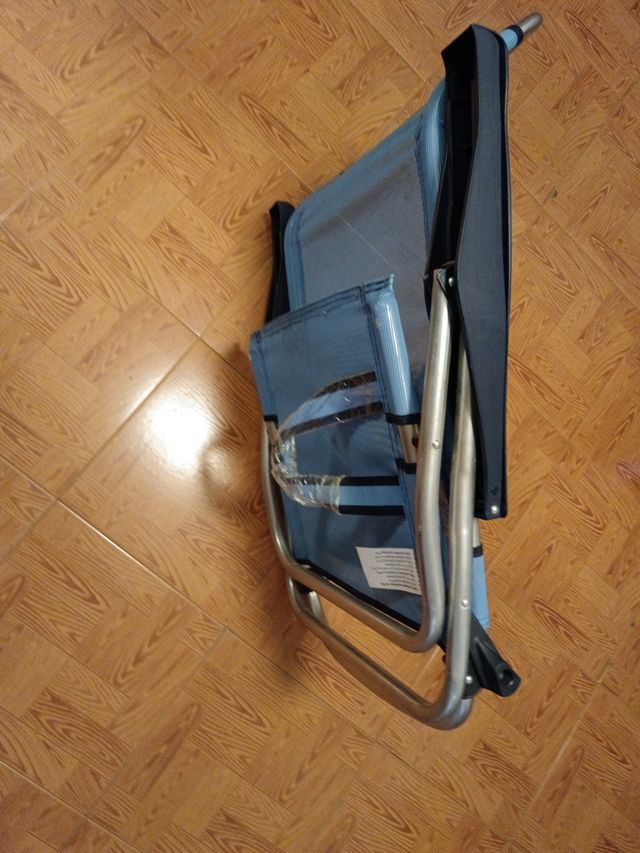 Silla plegable azul y negra