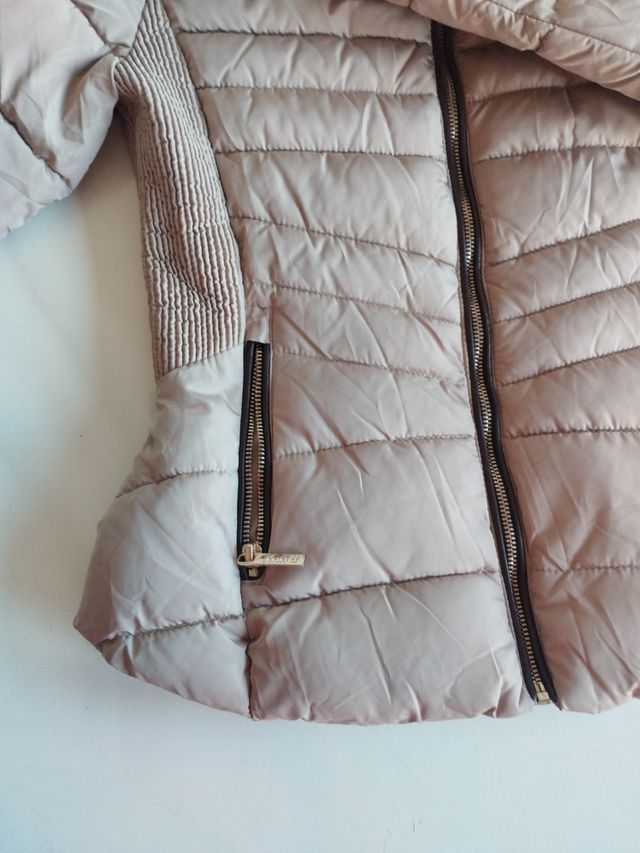 Chaqueta acolchada mujer beige y marrón
