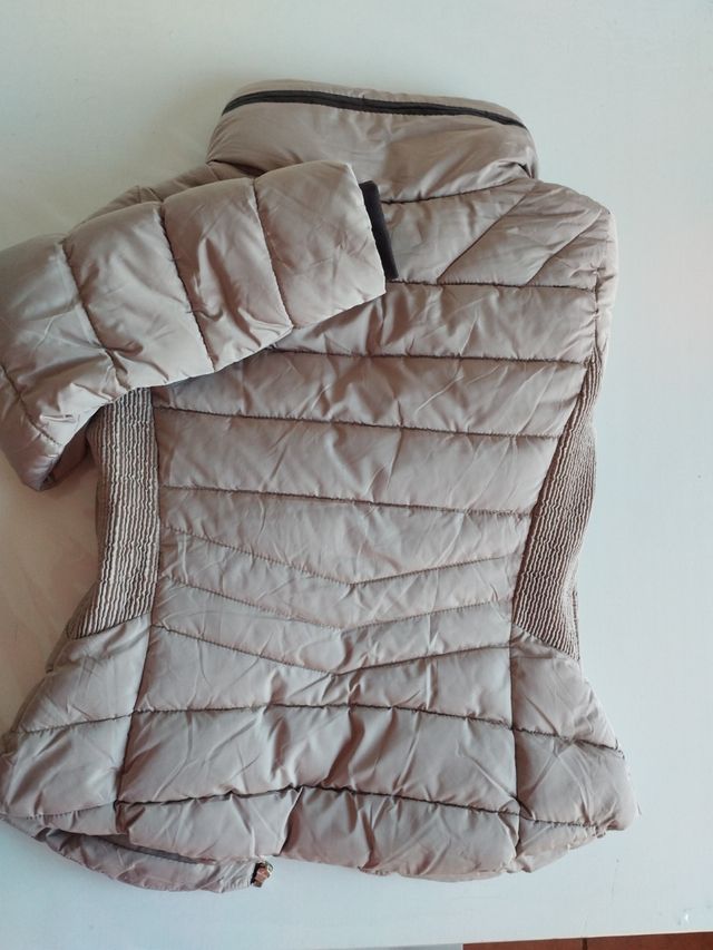 Chaqueta acolchada mujer beige y marrón