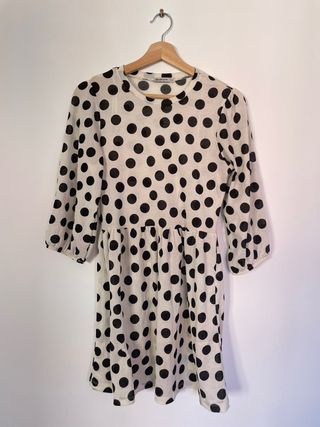 Vestido mini de topos en blanco y negro