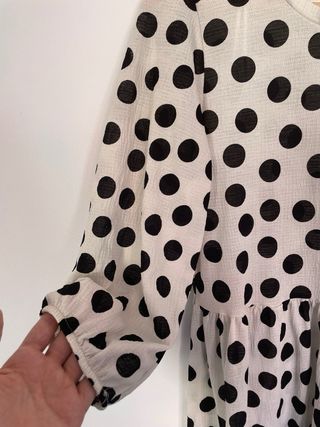 Vestido mini de topos en blanco y negro
