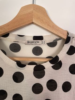 Vestido mini de topos en blanco y negro