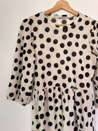 Vestido mini de topos en blanco y negro