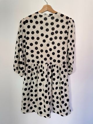 Vestido mini de topos en blanco y negro