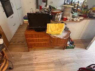 Muebles de madera y mimbre