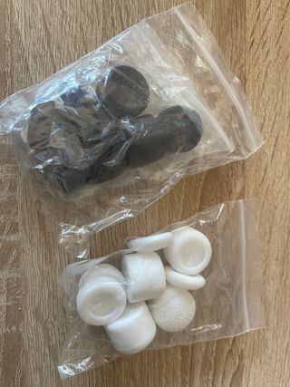 Grips Mando PS5 Negros y Blancos