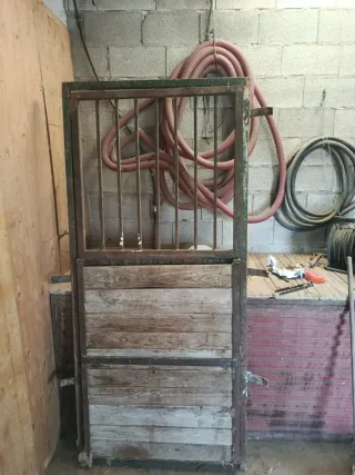 Puerta metálica con barrotes ancho 0.98 alto 2.10
