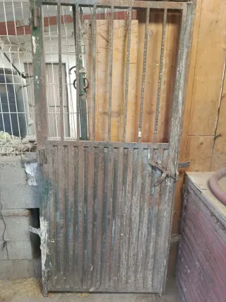 Puerta metálica con barrotes ancho 0.98 alto 2.10
