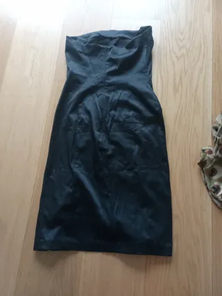 Vestido de fiesta negro, escote palabra de honor