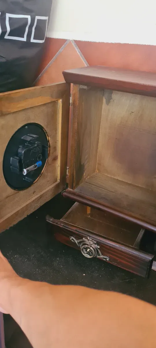 Reloj de Madera con Cajón