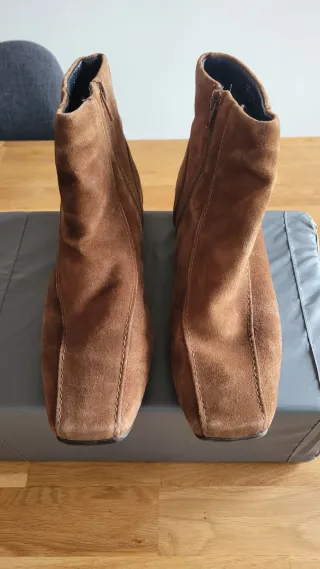 Botines de ante marrones