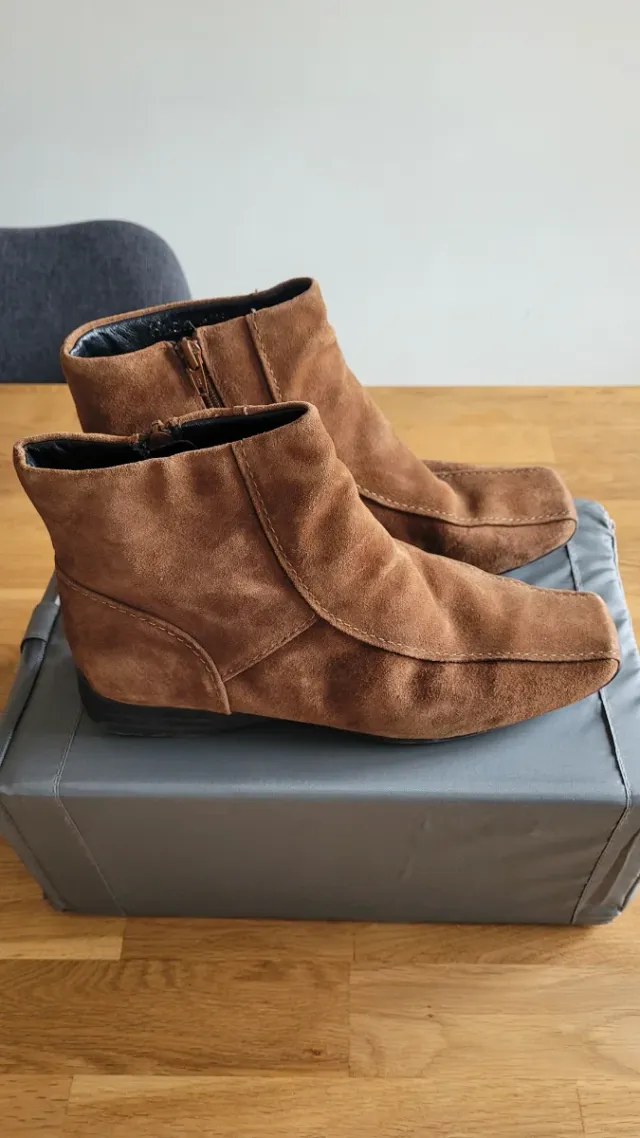 Botines de ante marrones