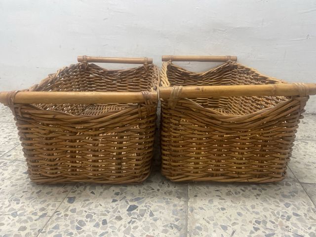 Las 2 Cestas de mimbre y madera 30€