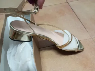 Sandalia dorada tacón bajo nueva