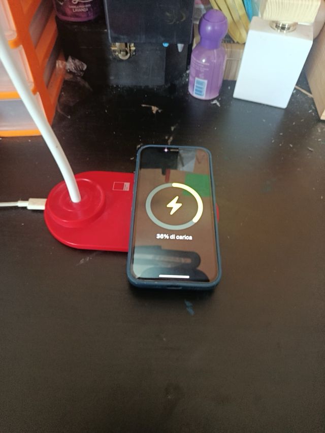 Lampada rossa con ricarica wireless