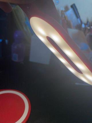 Lampada rossa con ricarica wireless