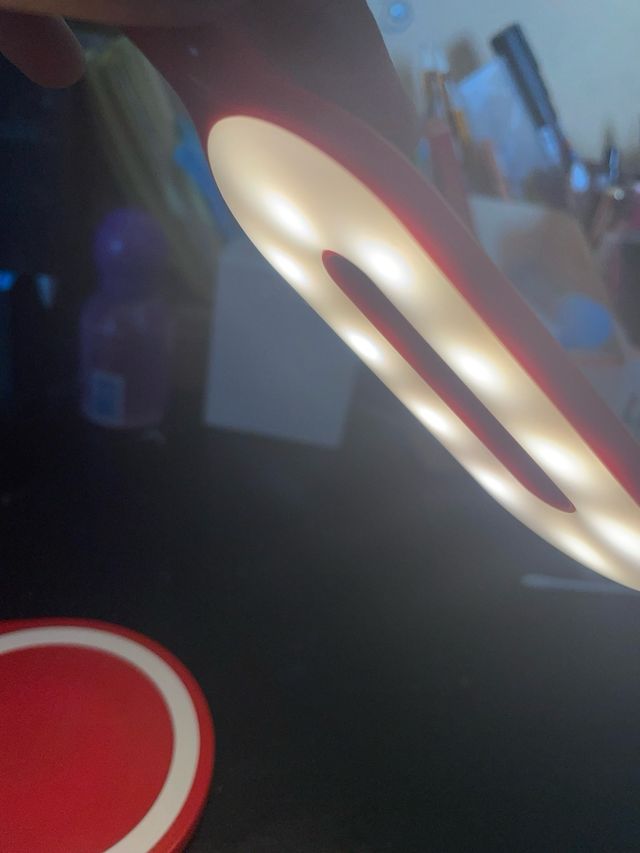 Lampada rossa con ricarica wireless