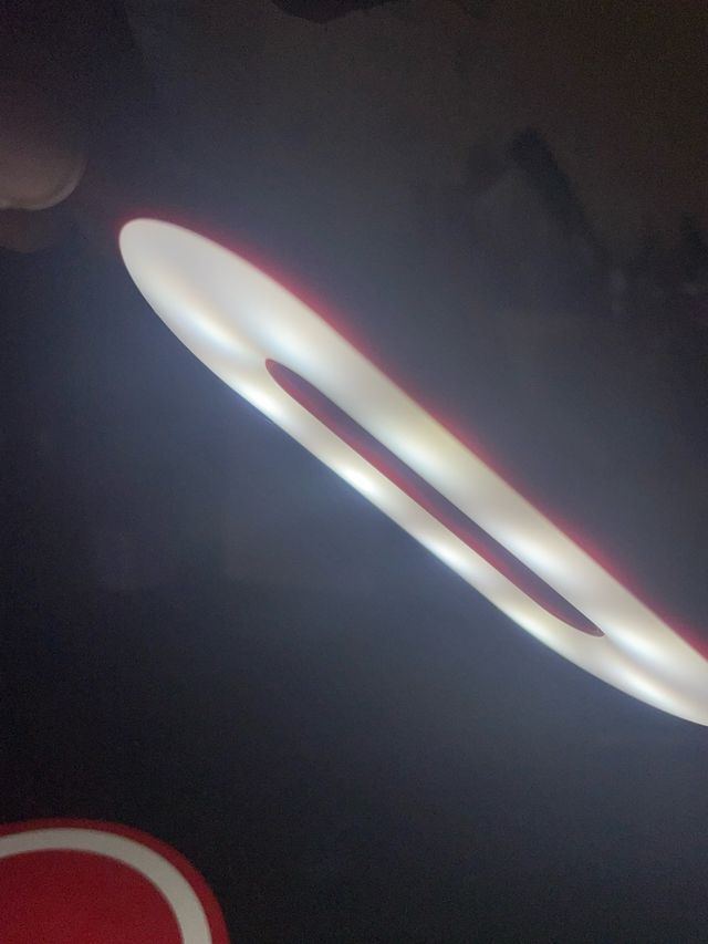 Lampada rossa con ricarica wireless