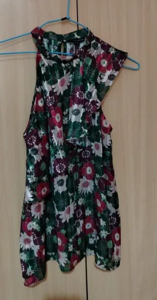 Blusa halter floral verde y multicolor