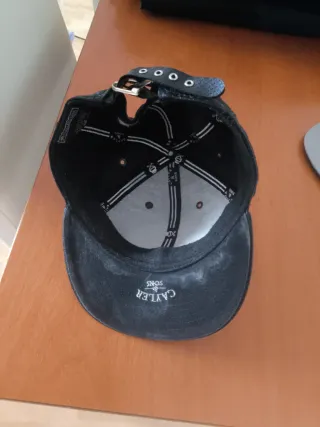 Gorra negra con diseño de manos