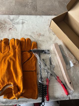 Guantes de soldadura y herramientas