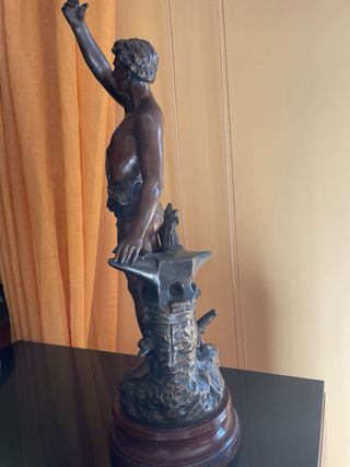 Figura alegórica de joven en bronce
