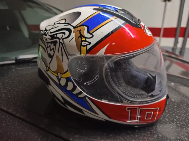 Casco infantil con diseño de bulldog