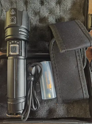 Linterna táctica potente 30W 5000mAh 15000 lúmenes