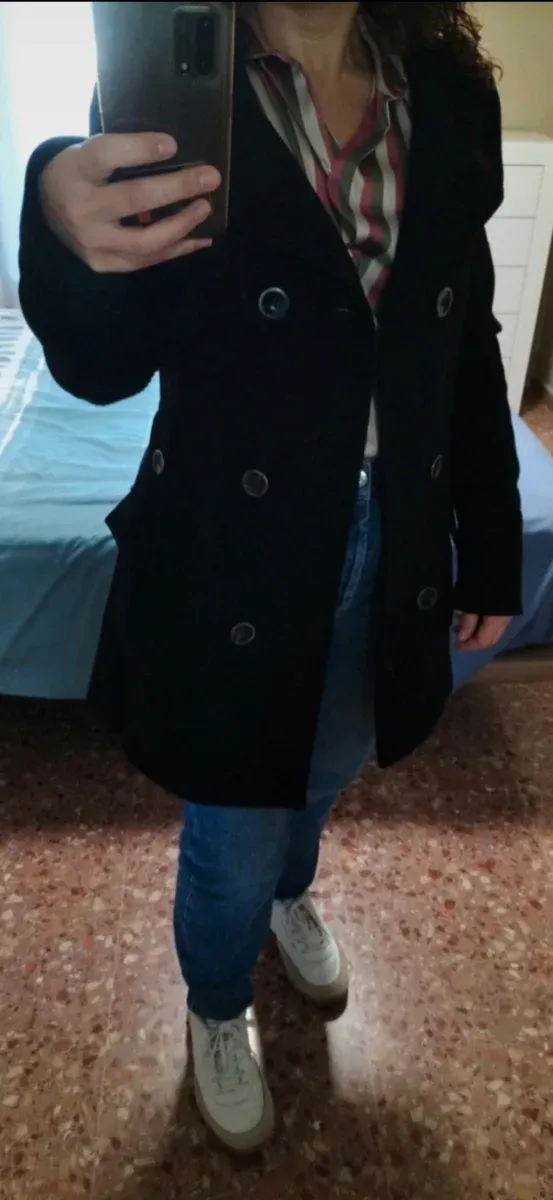 Abrigo negro doble botonadura.