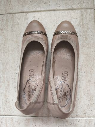 Zapatos planos AGASHU beige y plateados