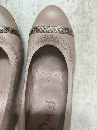 Zapatos planos AGASHU beige y plateados