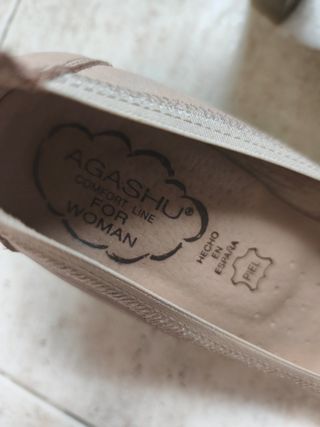 Zapatos planos AGASHU beige y plateados