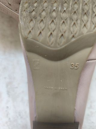 Zapatos planos AGASHU beige y plateados