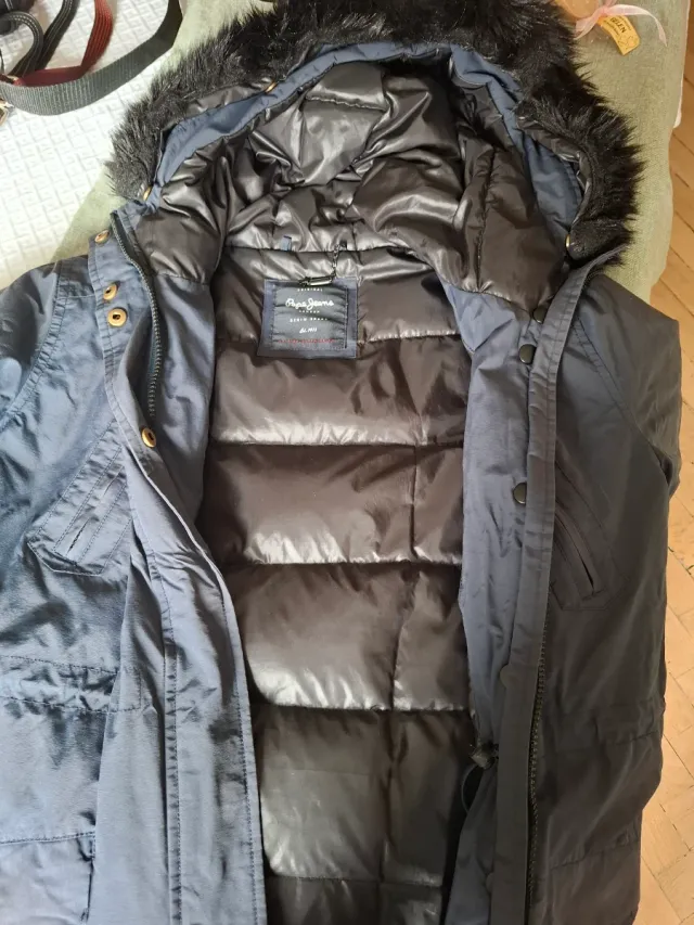 Anorak Pepe Jeans Azul Marino
Capucha desmontable,