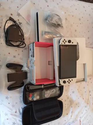 Nintendo Switch OLED bianco e nero