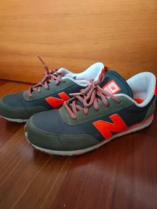 Zapatillas New Balance grises y naranjas