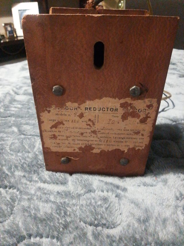 Transformador de madera con medidor