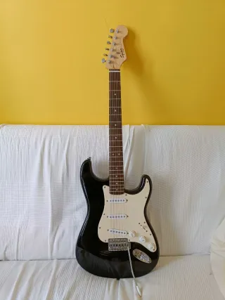 Squier Fender Stratocaster Negra