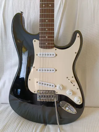 Squier Fender Stratocaster Negra
