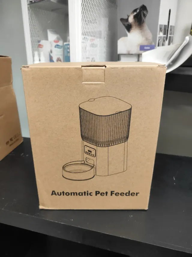 Comedero automático individual para mascotas.