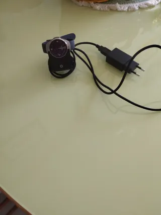 Reloj de mano bonito se carga con electricidad mon