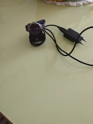 Reloj de mano bonito se carga con electricidad mon