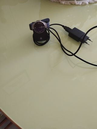 Reloj de mano bonito se carga con electricidad mon