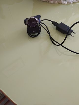 Reloj de mano bonito se carga con electricidad mon