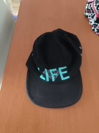 Gorra negra con diseño LIFE