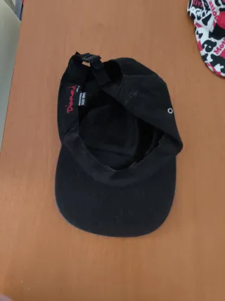 Gorra negra con diseño LIFE