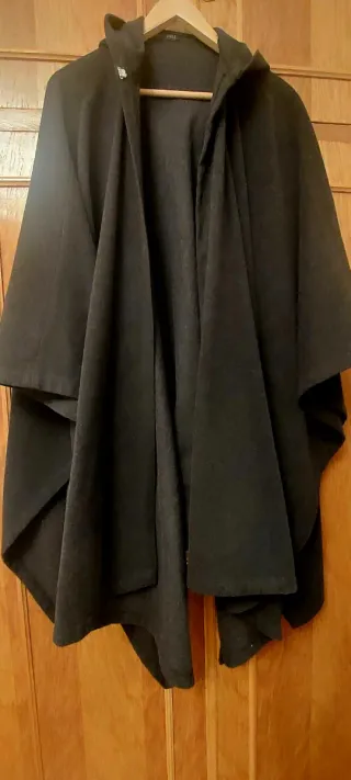 Capa con capucha negra