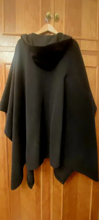 Capa con capucha negra