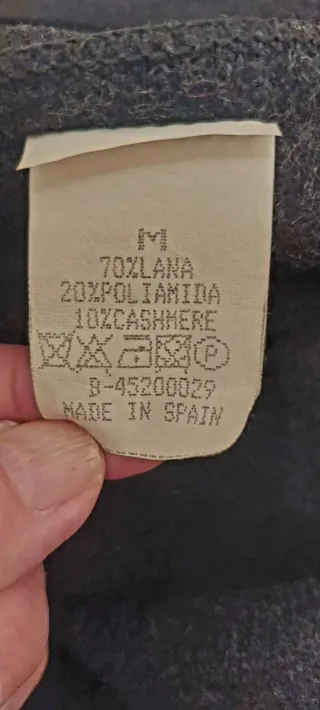 Capa con capucha negra